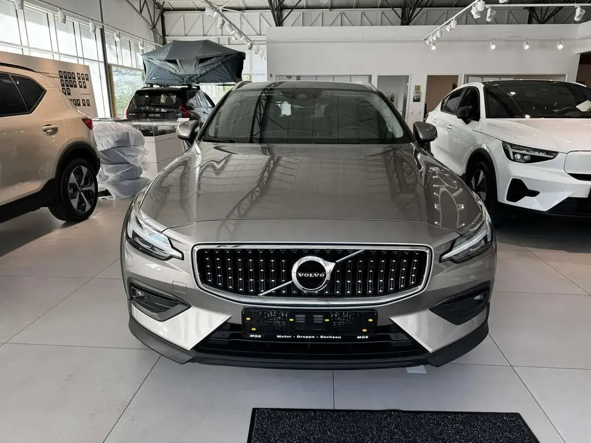 Gebraucht Volvo V60 CC Pro 197 PS (144 kW) 2021 Pebble grey / metallic Kombi