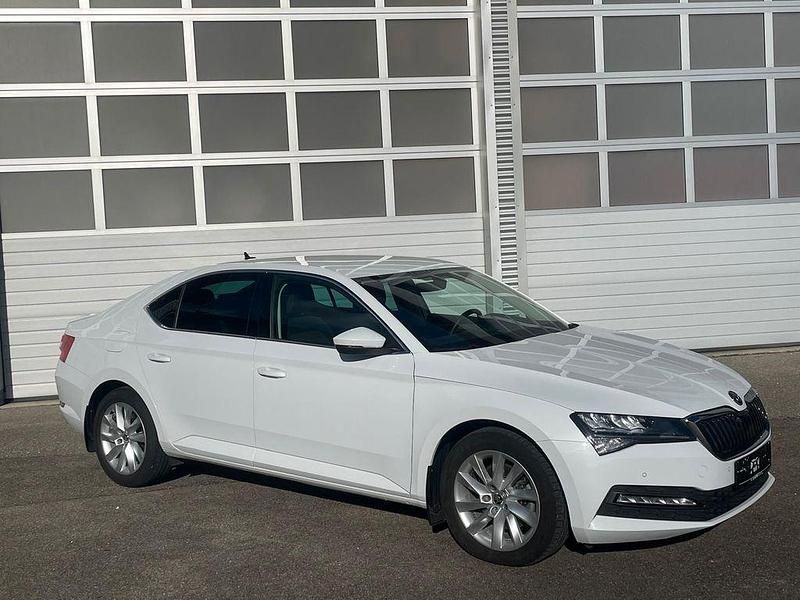 Gebraucht Skoda Superb Ambition 150 PS (110 kW) 2023 Moonweiss metallic Limousine