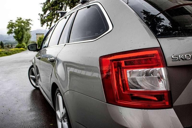 Gebraucht Skoda Octavia Elegance 150 PS (110 kW) 2014 Grau Kleinwagen