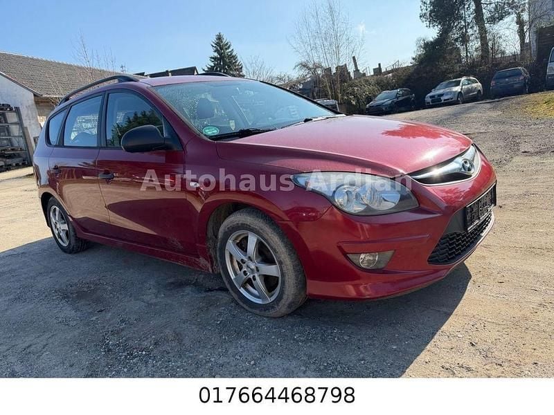 Gebraucht Hyundai i30 Classic 90 PS (66 kW) 2012 Rot Kombi