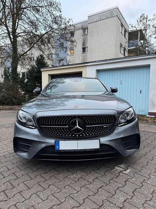 Grau Gebraucht 2020 Mercedes E220 Limousine | 33.500 € - Bild 1/4