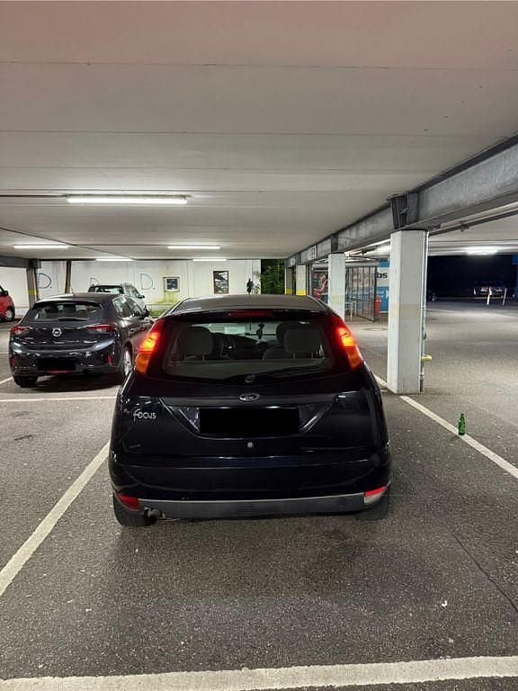 Schwarz Gebraucht 1999 Ford Focus Ambiente Limousine | 1.000 € (Fairer Preis) - Bild 1/4