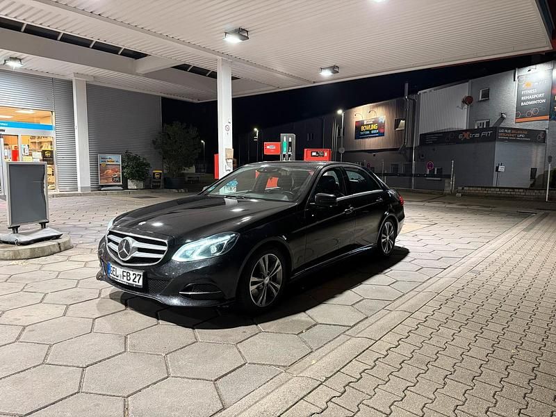 Schwarz Gebraucht 2015 Mercedes E300 Limousine | 11.350 € (Superpreis) - Bild 1/4