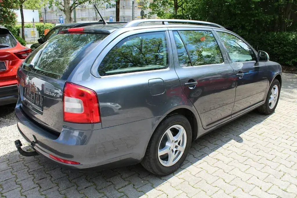 Gebraucht Skoda Octavia 102 PS (75 kW) 2011 Grau Kombi