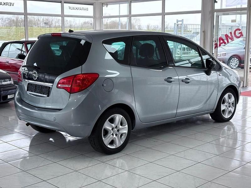 Gebraucht Opel Meriva Design Edition 101 PS (74 kW) 2012 Silber Van / Kleinbus