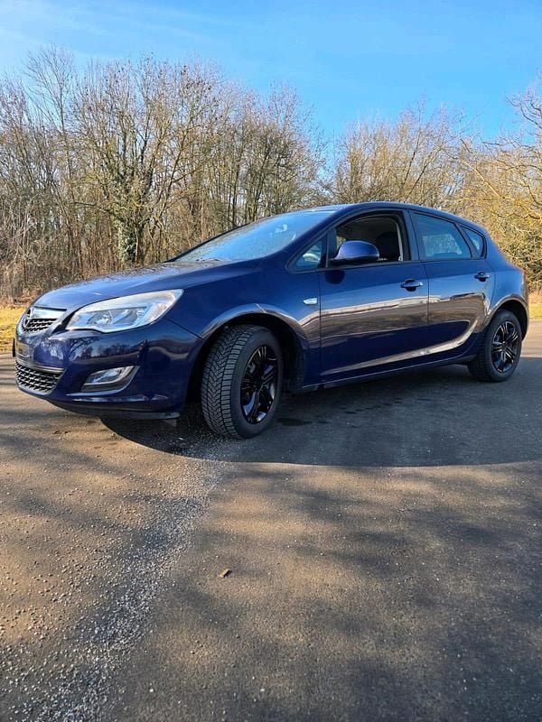 Second-hand Opel Astra 87 CP (63 kW) 2012 Albastru Hatchback