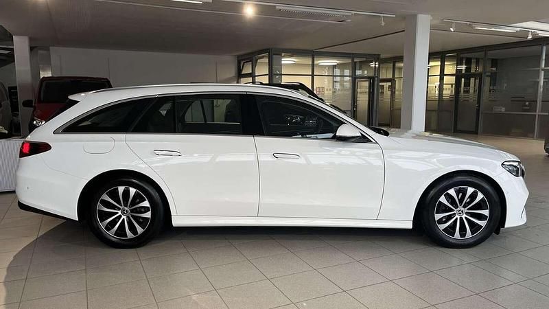 Gebraucht Mercedes E200 Advanced Plus 204 PS (150 kW) 2024 Unilack polarweiß Kombi
