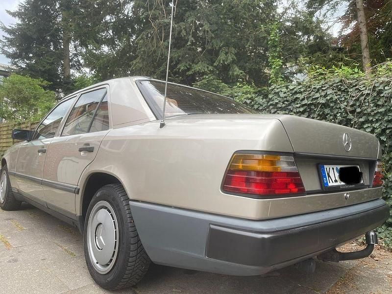 Gebraucht Mercedes 200 72 PS (52 kW) 1988 Gold Limousine