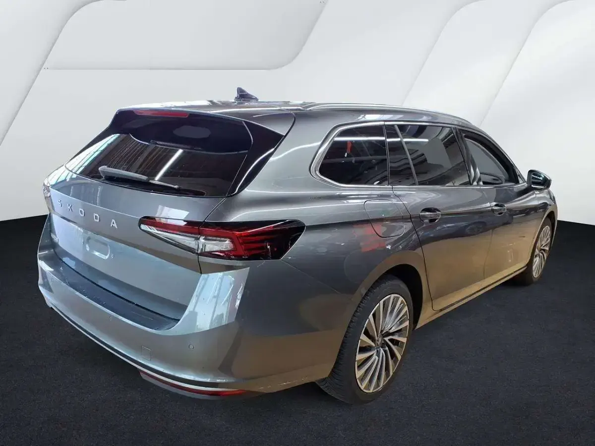 Gebraucht Skoda Superb LAURIN & KLEMENT 150 PS (110 kW) 2025 Grau Kombi