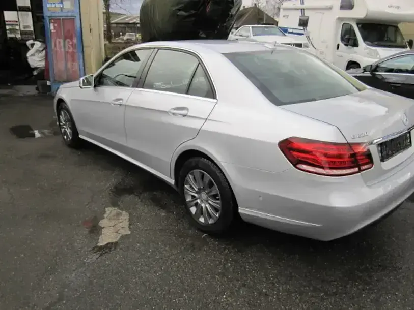 Gebraucht Mercedes E220 170 PS (125 kW) 2014 Iridiumsilber (metallic) Limousine