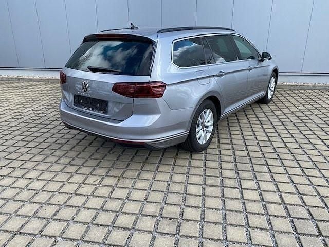 Gebraucht VW Passat R 150 PS (110 kW) 2023 Silber Kombi