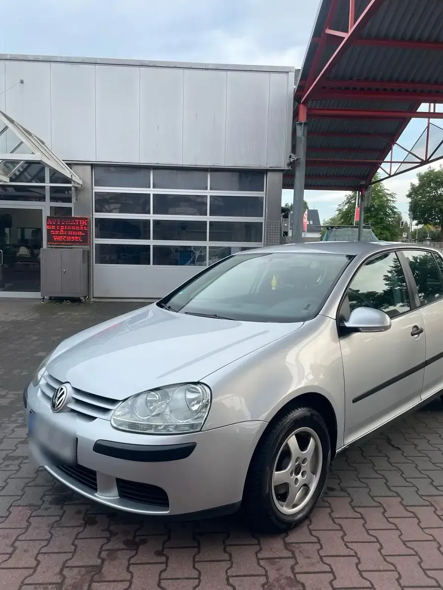 Gebraucht VW Golf V 105 PS (77 kW) 2005 Silber Kleinwagen