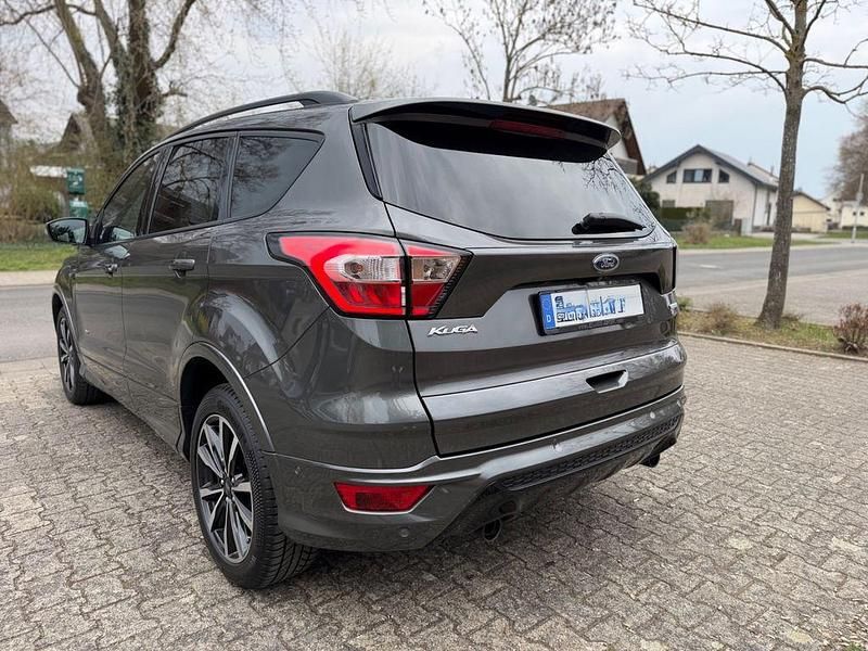 Gebraucht Ford Kuga ST-Line 175 PS (128 kW) 2019 Grau SUV