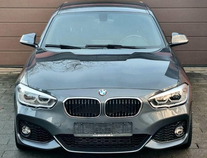 Grau Gebraucht 2019 BMW 118 M Sport Kleinwagen | 13.750 € (Superpreis) - Bild 1/4