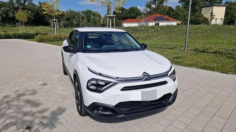 Weiß Gebraucht 2023 Citroën C4 Feel Limousine | 22.499 € (Teuer) - Bild 1/4