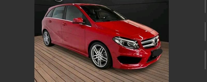 Gebraucht Mercedes B220 177 PS (130 kW) 2018 Rot Van / Kleinbus