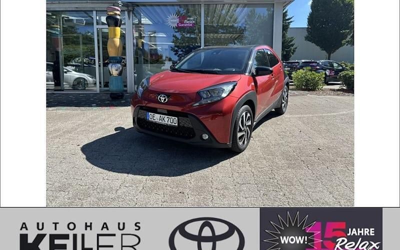 Rot Gebraucht 2025 Toyota Aygo Play Kleinwagen | 21.680 € (Teuer) - Bild 1/4