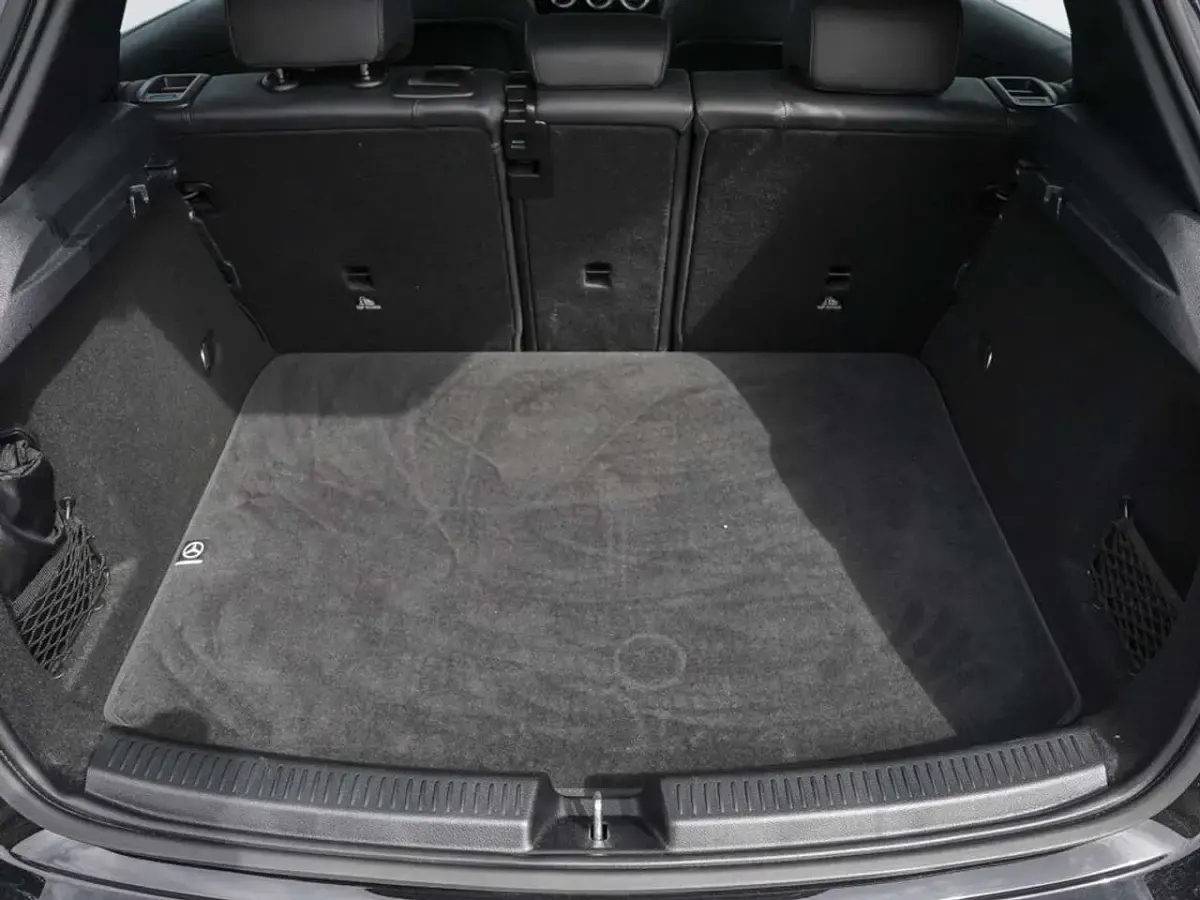 Gebraucht Mercedes A200 Advanced 163 PS (119 kW) 2025 Kosmosschwarz Limousine