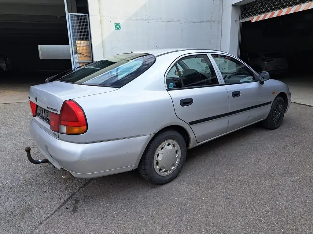 Begagnad Mitsubishi Carisma 90 HK (66 kW) 2000 Grå Sedan