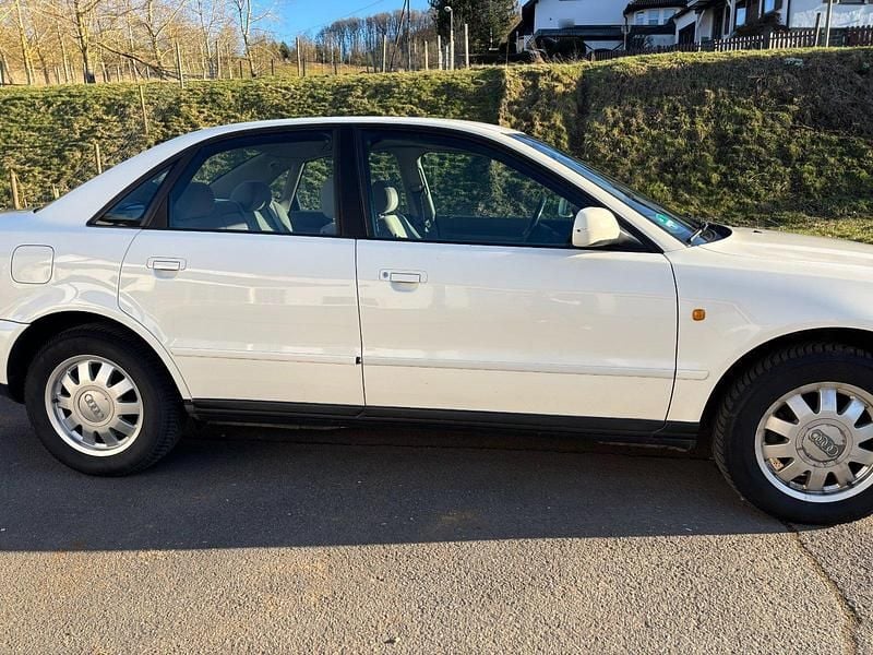Gebraucht Audi A4 Basis 125 PS (91 kW) 1997 Weiß Limousine
