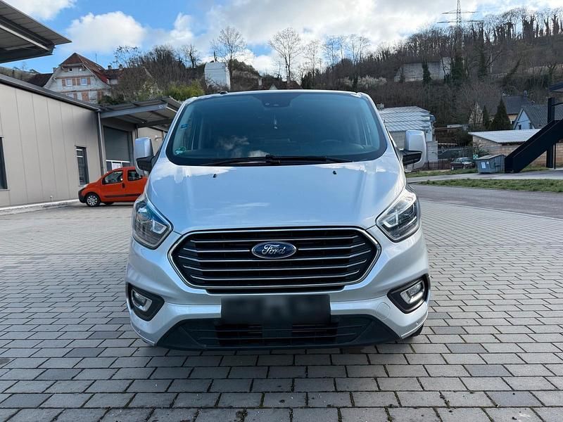 Gebraucht Ford Tourneo 131 PS (96 kW) 2018 Silber Van / Kleinbus