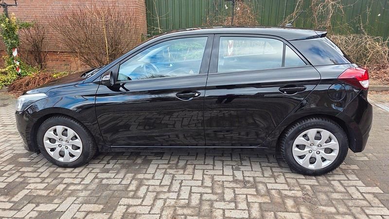 Gebraucht Hyundai i20 75 PS (55 kW) 2016 Schwarz Kleinwagen