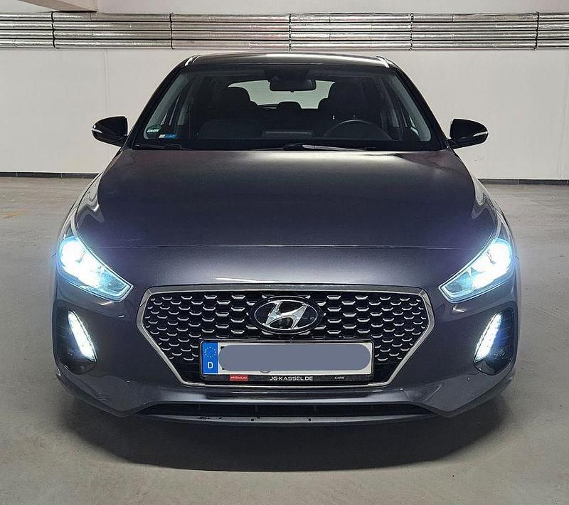 Grau Gebraucht 2017 Hyundai i30 Intro Edition Limousine | 9.200 € (Guter Preis) - Bild 1/4