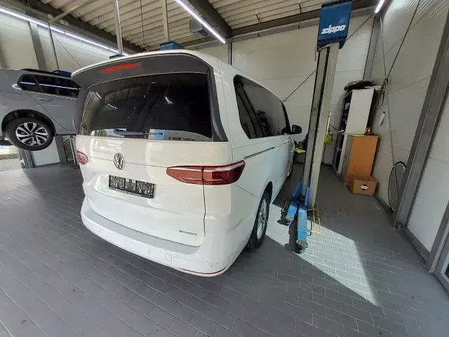 Gebraucht VW Multivan Life 150 PS (110 kW) 2022 Weiß Van / Kleinbus