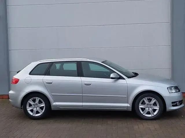 Eissilber metallic Gebraucht 2012 Audi A3 Attraction Limousine | 10.990 € (Fairer Preis) - Bild 1/4