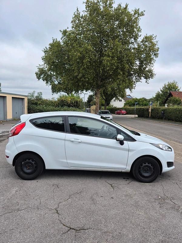 Weiß Gebraucht 2015 Ford Fiesta Kleinwagen | 5.500 € (Guter Preis) - Bild 1/4