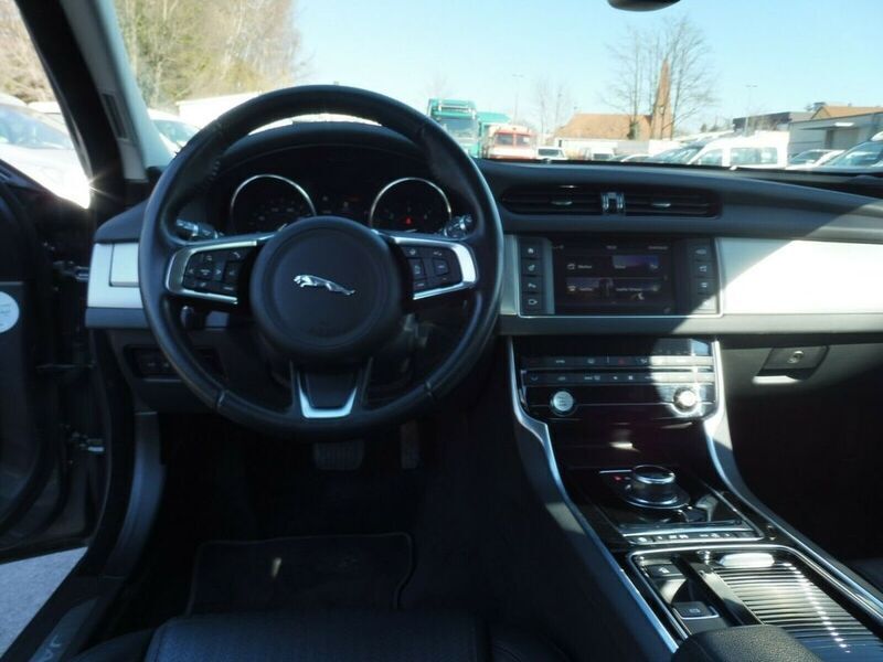 Gebraucht Jaguar XF Prestige 180 PS (132 kW) 2018 Corris grey Limousine