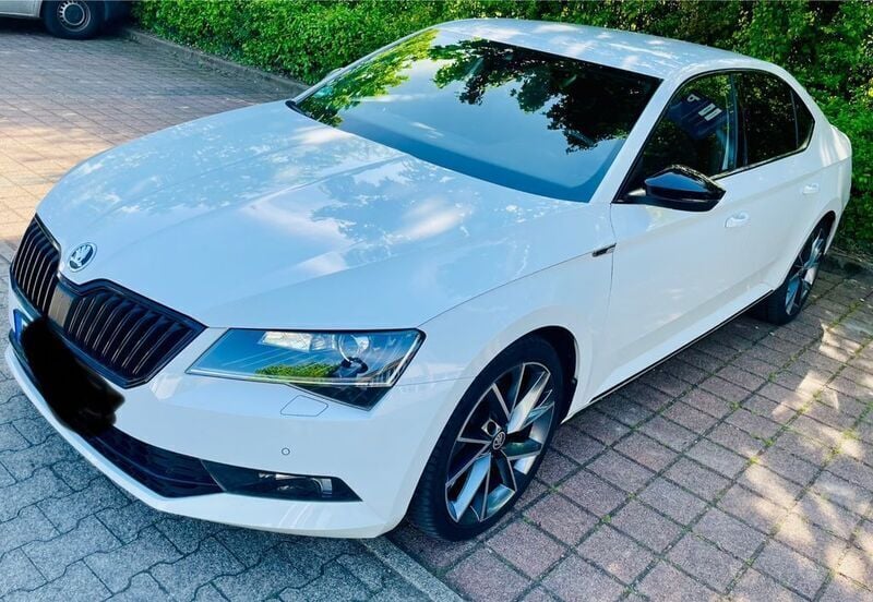 Weiß Gebraucht 2017 Skoda Superb SportLine Limousine | 15.999 € (Superpreis) - Bild 1/4