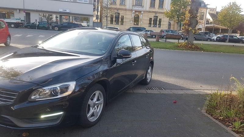 Schwarz Gebraucht 2014 Volvo V60 Kinetic Kombi | 9.750 € (Etwas zu teuer) - Bild 1/4