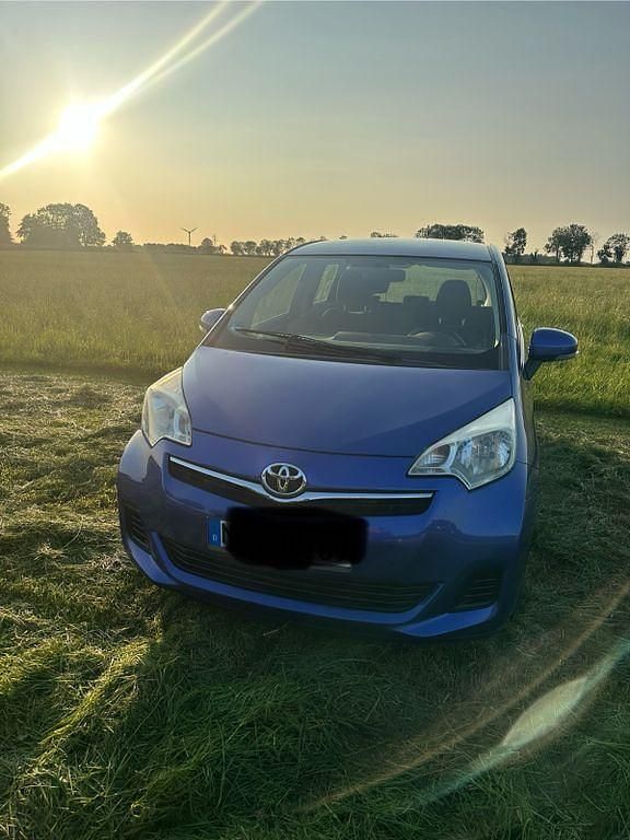 Blau Gebraucht 2011 Toyota Verso-S Multidrive S Van / Kleinbus | 5.800 € (Guter Preis) - Bild 1/4