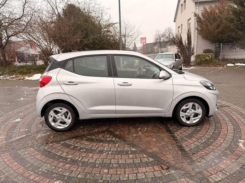 Gebraucht Hyundai i10 Trend 67 PS (49 kW) 2022 Sleek silver / met Kleinwagen