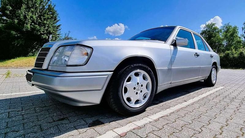Silber Gebraucht 1994 Mercedes E220 Limousine | 6.499 € - Bild 1/4