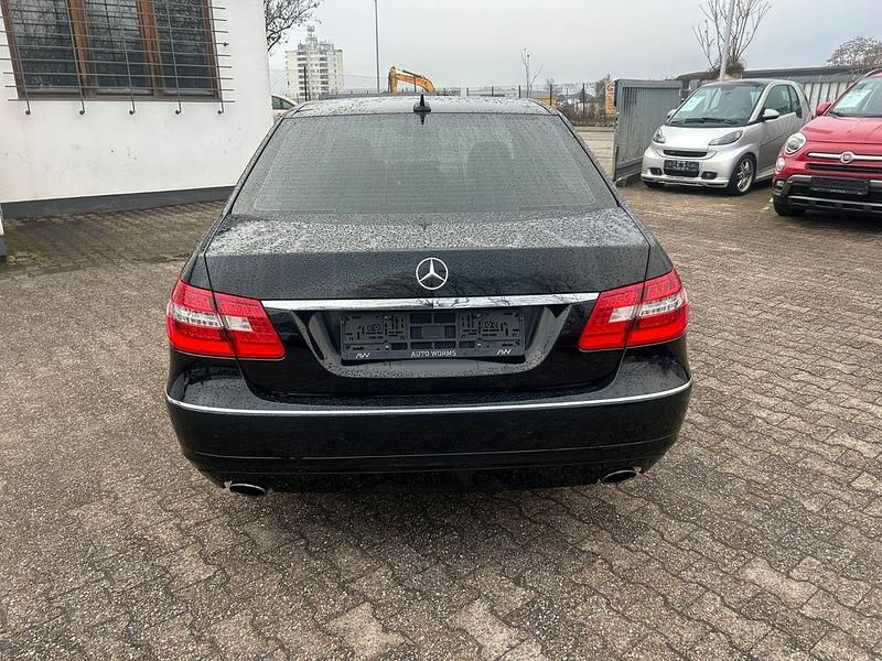Gebraucht Mercedes E300 231 PS (169 kW) 2011 Schwarz Limousine