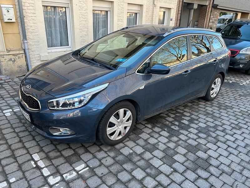 Blau Gebraucht 2013 Kia Ceed Sportswagon Kombi | 5.999 € (Guter Preis) - Bild 1/4