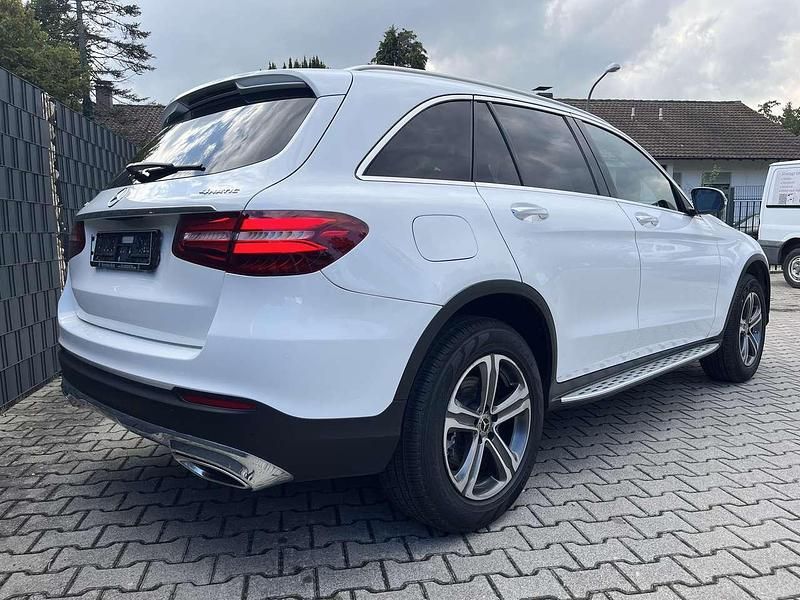 Gebraucht Mercedes GLC300 245 PS (180 kW) 2018 Polarweiss  unilack SUV