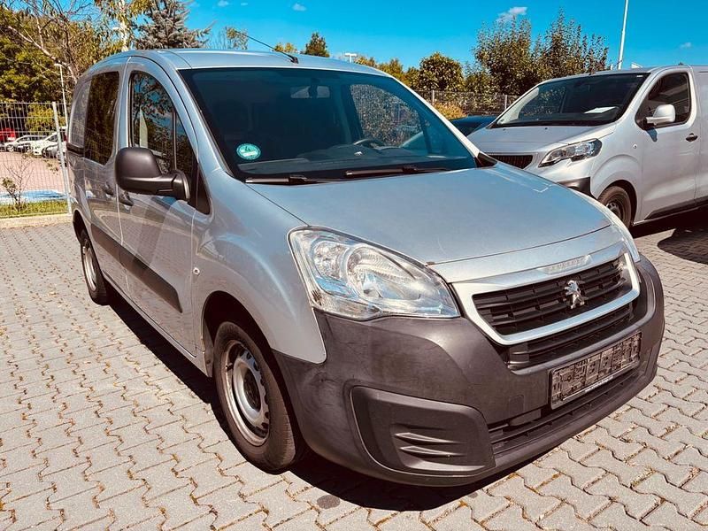 Grau Gebraucht 2017 Peugeot Partner Premium Van / Kleinbus | 4.900 € (Fairer Preis) - Bild 1/4