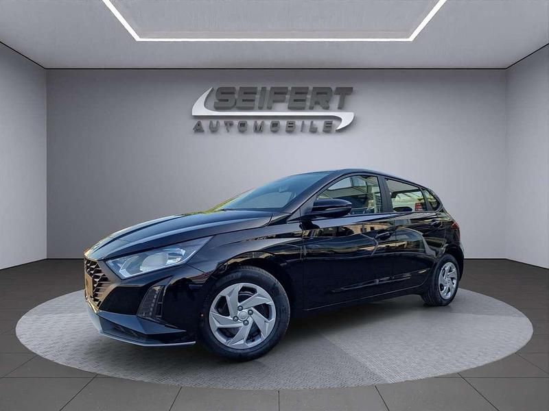 Phantom black / met Neu 2025 Hyundai i20 Select Limousine | 18.390 € (Fairer Preis) - Bild 1/4