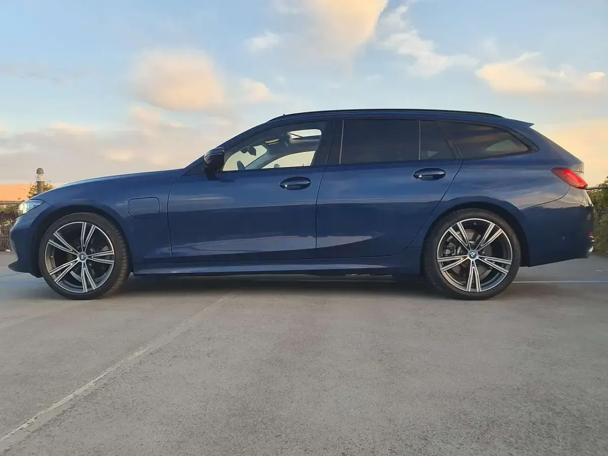 Gebraucht BMW 330e Comfort Edition 292 PS (214 kW) 2024 Blau Kombi