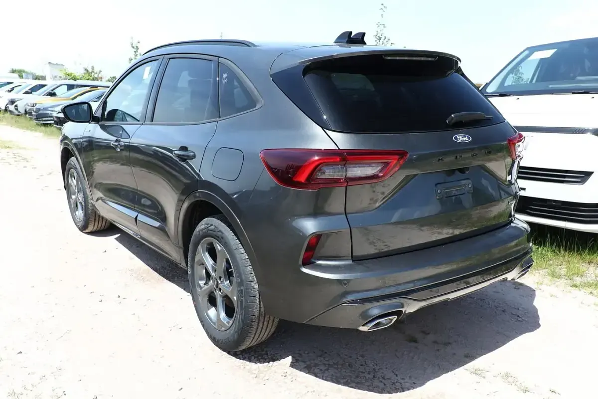 Uusi Ford Kuga ST-Line 179 HP (131 kW) 2025 Magnetic metallic magnetic metallic Katumaasturi