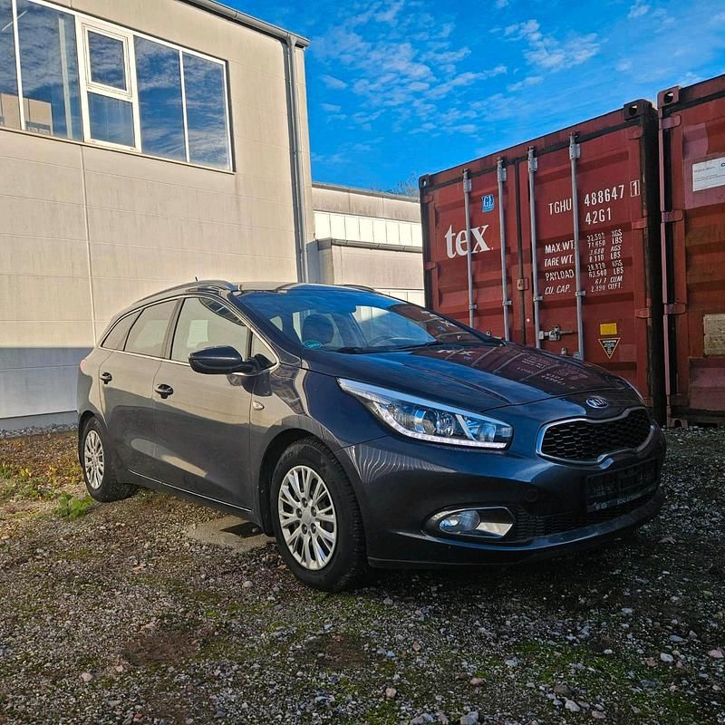 Grau Gebraucht 2015 Kia Ceed Edition 7 Kombi | 7.000 € (Etwas zu teuer) - Bild 1/4