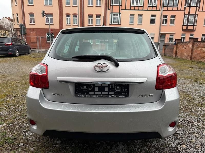 Gebraucht Toyota Auris Basis 99 PS (72 kW) 2013 Silber Kleinwagen