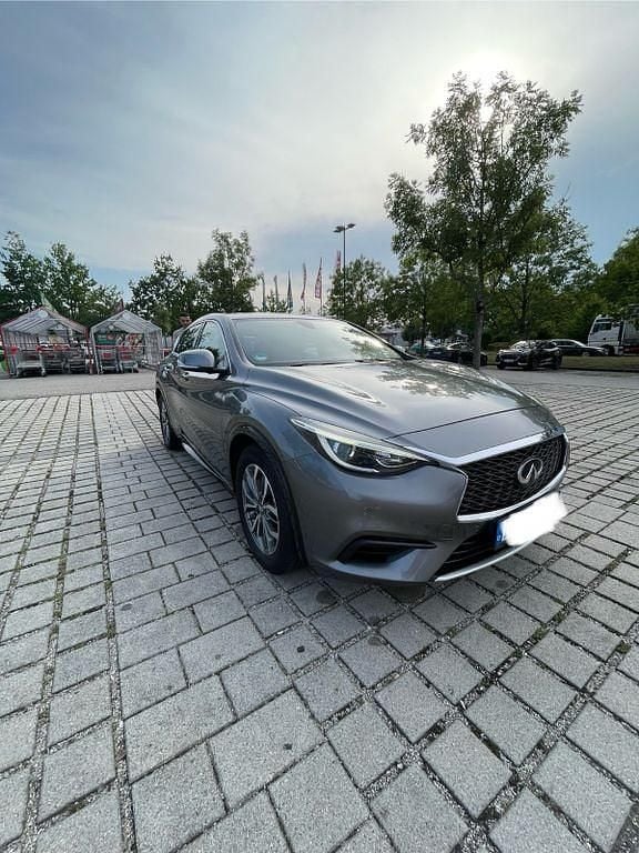Grau Gebraucht 2016 Infiniti Q30 Kleinwagen | 13.900 € (Fairer Preis) - Bild 1/4