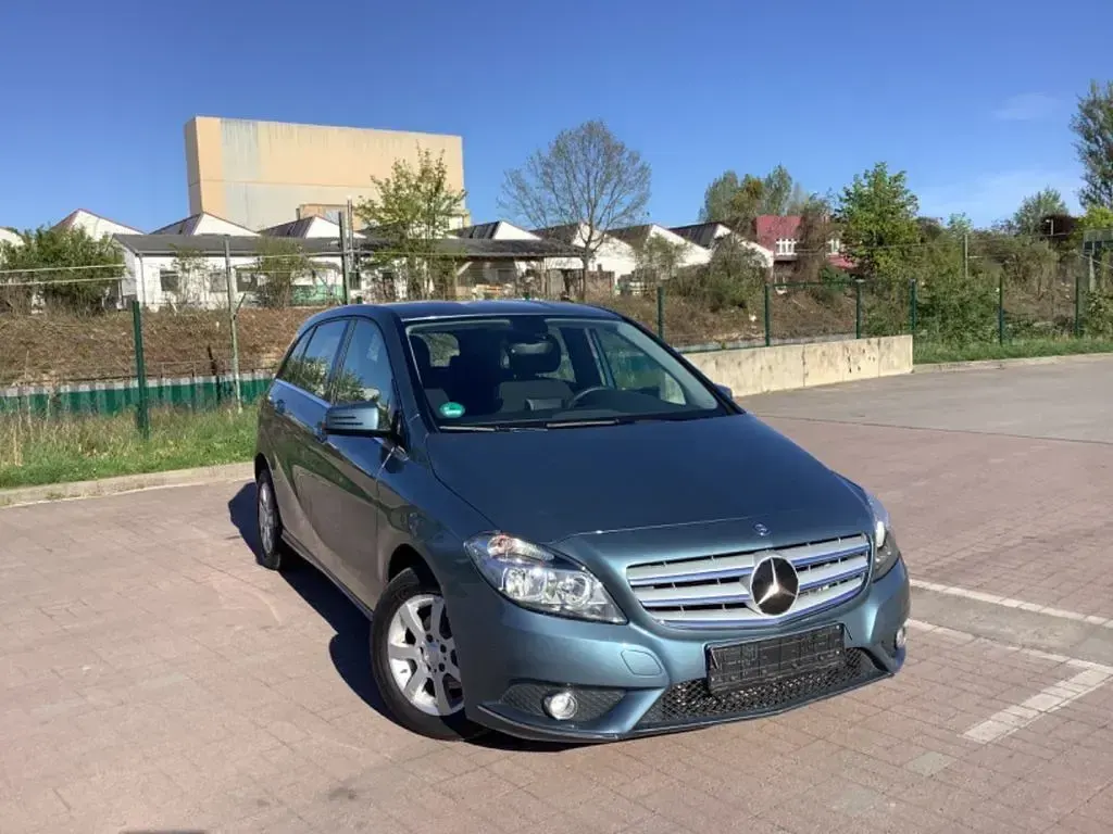 Gebraucht Mercedes B180 122 PS (89 kW) 2012 Blau Van / Kleinbus