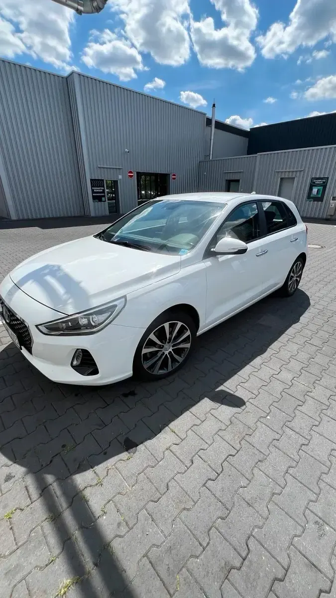 Gebraucht Hyundai i30 Comfort 99 PS (72 kW) 2017 Weiß Limousine