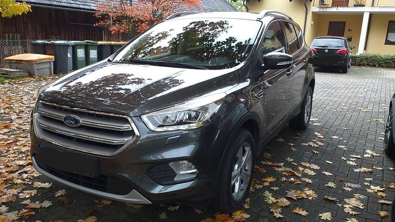 Grau Gebraucht 2018 Ford Kuga Cool & Connect SUV | 15.000 € (Fairer Preis) - Bild 1/4