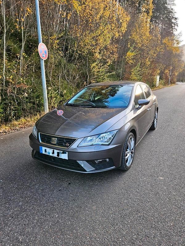 Grau Gebraucht 2018 Seat Leon Kleinwagen | 8.559 € (Superpreis) - Bild 1/4